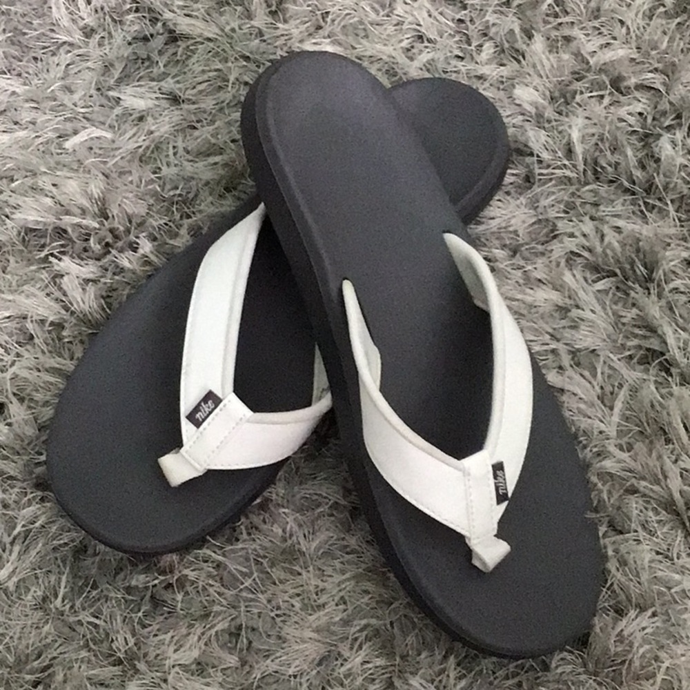 Nike women’s flip Flops White